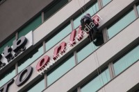 napisy na budynkach świetlne napisy na budynkach świetlne