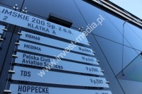 nazwy firm w budynku na tabliczkach